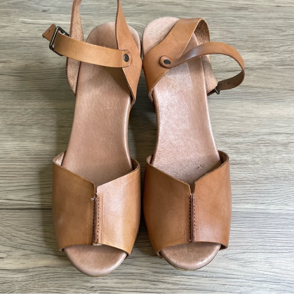 Un Paso Mas Shoes - Un Paso Mas Tan Camel Studded Leather Heeled Peep Toe Sandals | Size 40